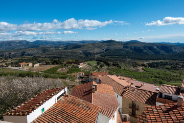 Obraz premium pueblo en las montañas y precioso cielo con nubes