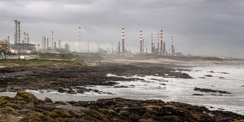 Obraz premium Oil refinery by the sea
