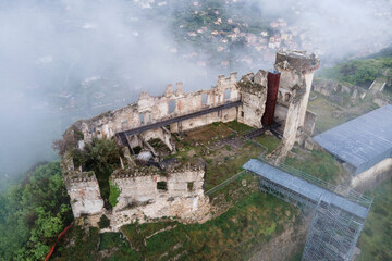 Castel Gavone, Finale ligure, Liguria. Italia. Ripresa aerea dell'interno.