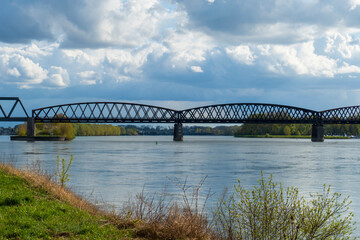 Alte Stahlfachwerk Brücke von Winterdorf über den Rhein nach Frankreich