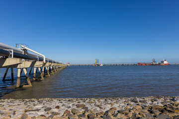 Öltanker an der NWO Tankerlöschbrücke in der Nähe des geplanten LNG-Terminal Wilhelmshaven - obrazy, fototapety, plakaty