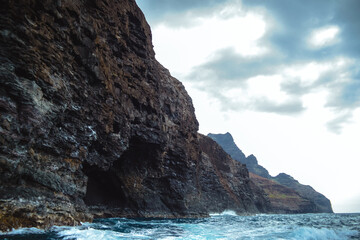 Fototapeta na wymiar Deep sea caves and rocky formations on the Napali coast of the Hawaiian island of Kauai