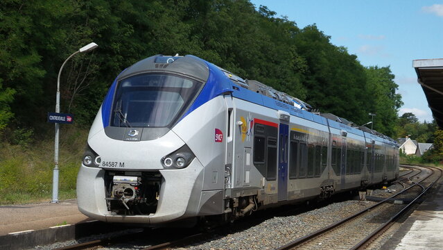 Autorail de type R&eacute;giolis en gare de Contrex&eacute;ville dans les Vosges le 30 ao&ucirc;t 2014. Ce train &eacute;tait en attente de d&eacute;part pour rejoindre la gare de Nancy, en R&eacute;gion Lorraine.