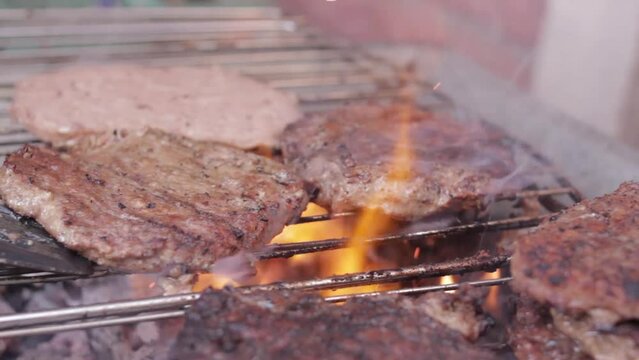 Carne de hamburguesa en parrilla