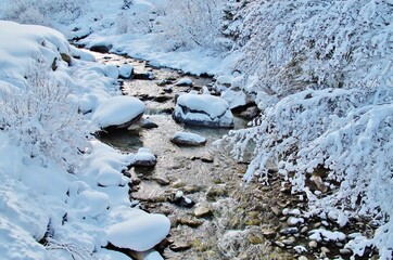 Bach in winterlicher Landschaft