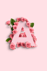 Lettera A formata da fiori di rosa  e foglie