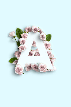 Lettera A formata da fiori di rosa  e foglie
