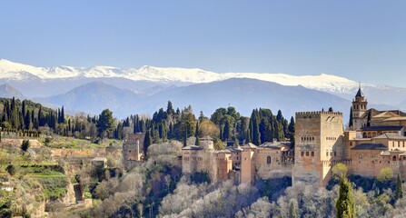 Fototapeta na wymiar panorama sur le palais de l'Alhambra et la sierra nevada en Andalousie au sud de l'Espagne 