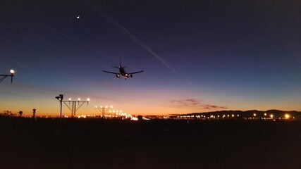 anochecer en avión