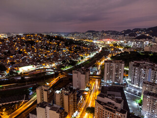 Vista aérea noturna da favela da Mangueira e do estádio do Maracanã