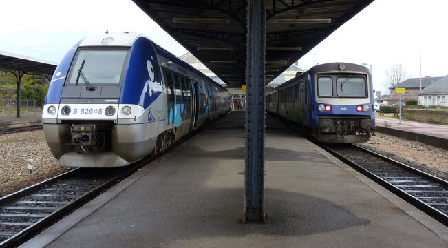 Gare de Dieppe en Normandie. Autorails &agrave; quai attendent l'heure du d&eacute;part. Mat&eacute;riel caravelle ead X4900 et AGC. Le 7 d&eacute;cembre 2013.