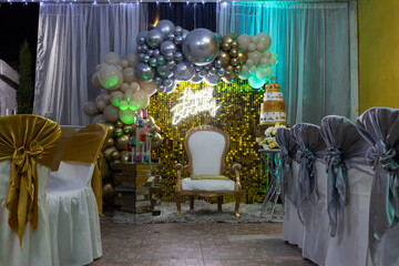 decoracion de salon socia con globes y silla de 15 años ,con letrero de happy birthday
