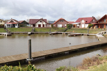 Fototapeta na wymiar Häuser am Kanal im Emsland.