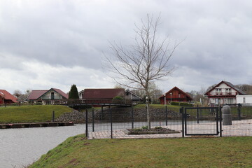 Häuser am Kanal im Emsland.