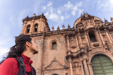 Fototapeta premium Tourist looking at the cathedral in the main square of Cuzco