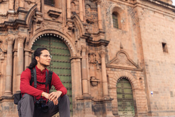 Fototapeta na wymiar Tourist in the main square of cuzco
