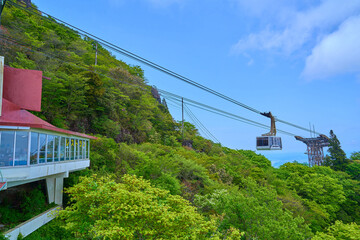 春の筑波山(女体山)の女体山駅から新緑とロープウェイ方面を見る
