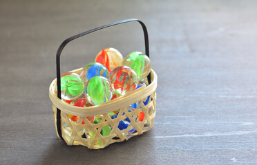 籠に入ったビー玉