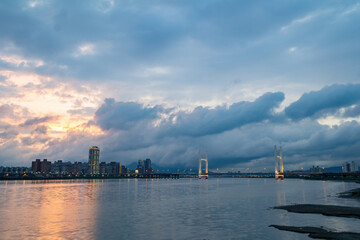 Twilight view of the Chongyang Bridge