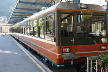 ツェルマット駅に停車中のゴルナ―グラート行き登山電車