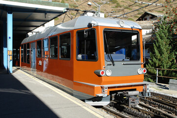 Fototapeta na wymiar ツェルマット駅に停車中のゴルナ―グラート行き登山電車