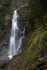 Fototapeta na wymiar 爽やかな美しい渓谷の滝