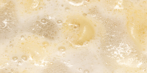 Dumplings made from dough and meat are boiled in boiled water.