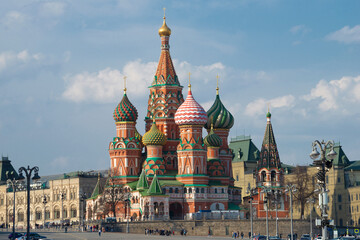 Obraz premium View of the ancient St. Basil's Cathedral (Protection of the Mother of God) on a sunny April day. Red Square, Moscow. Russia