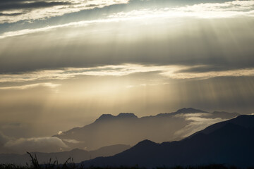 朝日に照らされて輝いている石鎚山（愛媛県で撮影）