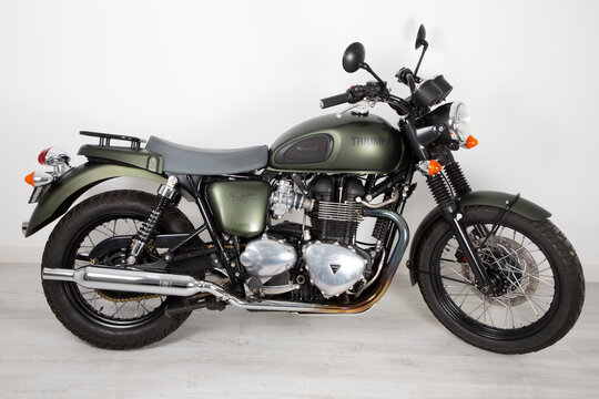 Triumph T100 Green Military Motorcycle Limited Edition Steve Mcqueen