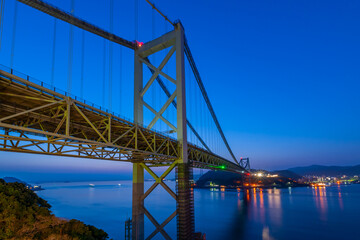 朝陽と関門大橋