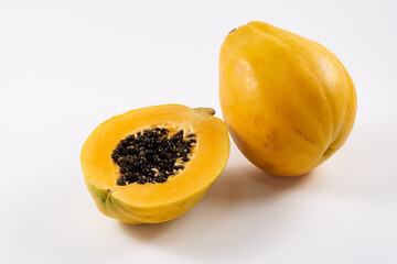 パパイヤの実を白背景で