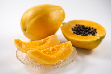 パパイヤの実を白背景で
