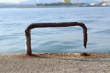 Fototapeta premium 堤防にある錆びた鉄枠