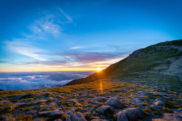 Obraz premium A beautiful sunset on the top of the mountain.