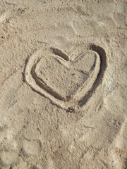 Cœur dans le sable