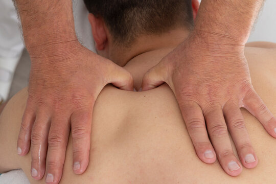 vertiefung nacken rücken beim massagespezialist