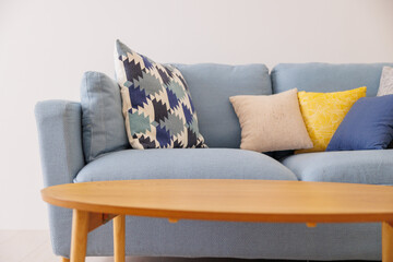 白背景とさわやかな青色のソファー