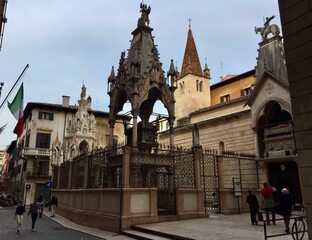 Fototapeta premium Verona, Italy. rche Scaligere (Scaliger Tombs). Street view of Arche Scalier. Gothic tombstones of three representatives of the Scaliger family, who ruled Verona in the XIII-XIV century