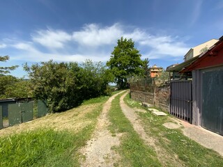 Sentiero di campagna in primavera del piccolo paese l