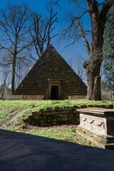 Die Pyramide wurde 1839 in Derneburg in Niedersachsen errichtet.
Sie dient als letzte Ruhestätte...