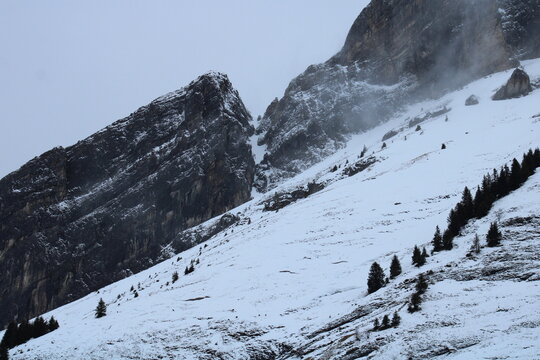 Photo d'une montagne enneigée, et un paysage hivernal.