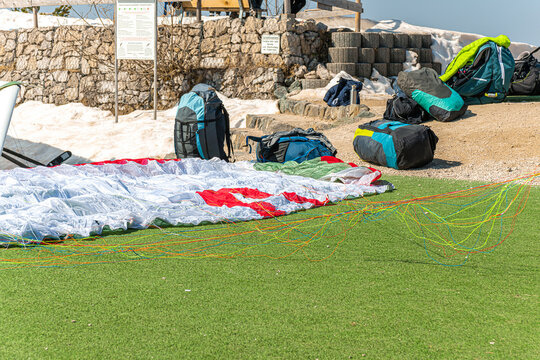 An unfolded paraglider for jumping from a high surface.
