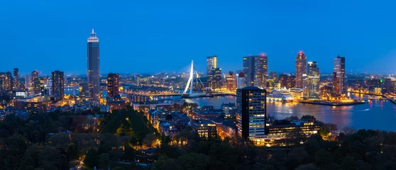 Deurstickers Prachtig blauw uur stadsgezicht van Rotterdam, Holland-Nederland, van bovenaf © Taljat