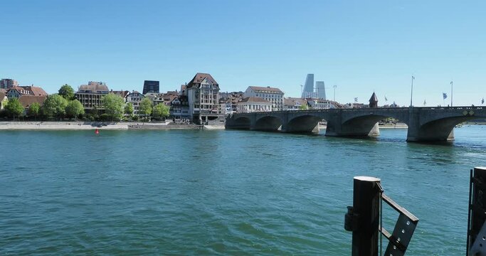 Basels Altstadt am Rhein in der Schweiz - Mittlere Br&uuml;cke am Rhein mit Blick auf die Altstadt Kleinbasel und Unterer Rheinweg am rechten Ufer