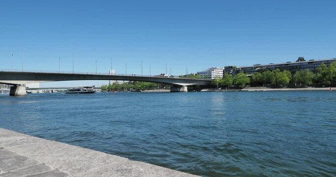 Basel in der Schweiz - Rheinverlauf S&uuml;d-Nord entlang St. Johanns-Rheinweg zwischen Mittlere Br&uuml;cke und Johanniterbr&uuml;cke