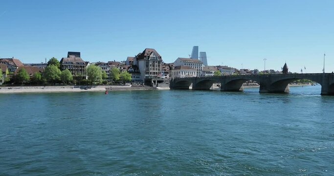 Basels Altstadt am Rhein in der Schweiz - Mittlere Br&uuml;cke am Rhein mit Blick auf die Altstadt Kleinbasel und Unterer Rheinweg am rechten Ufer