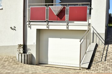 Moderne Beton-Garage mit Automatik-Tor in der Hauszufahrt