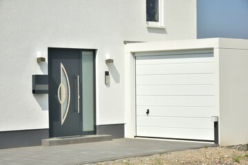 Moderne Beton-Garage mit Automatik-Tor in der Hauszufahrt