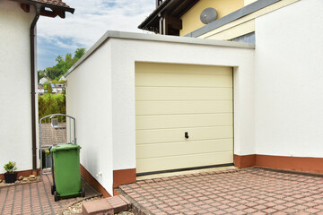 Moderne Beton-Garage mit Automatik-Tor in der Hauszufahrt